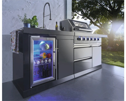 Buitenkeuken met barbecue, gootsteen en koelkast voor buiten