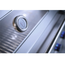 Close-up van een barbecue thermometer op een barbecue