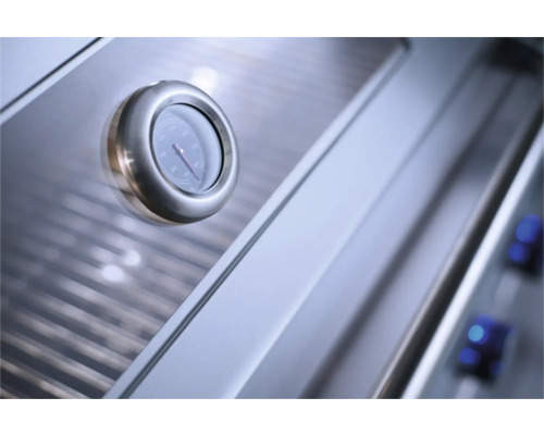 Close-up van een barbecue thermometer op een barbecue