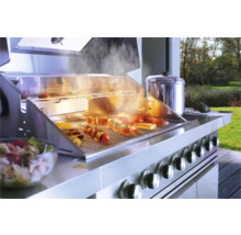 Roestvrijstalen barbecue met groenten en vlees op het grillrooster