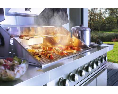 Roestvrijstalen barbecue met groenten en vlees op het grillrooster