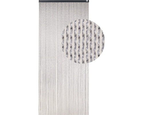 Decoratief gordijn met zilverkleurige draden als ruimteverdeler of raamdecoratie.