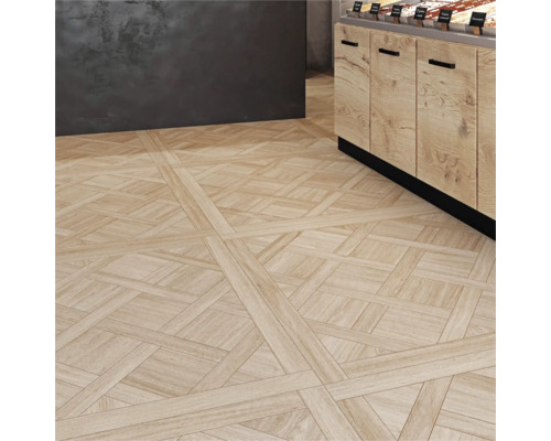 Vloer met houtlook en geometrisch Versailles-patroon. Een lichte houten vloer in een moderne kamer met een donkere muur.