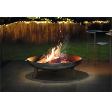 Vuurschaal met brandend hout in de tuin