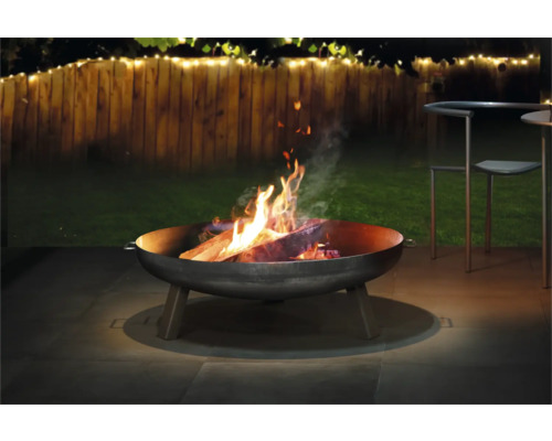 Vuurschaal met brandend hout in de tuin