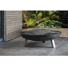 Metalen vuurschaal met afdekking in de tuin