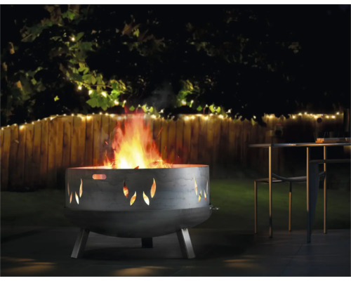 Vuurkorf in de tuin met vlammen en decoratie