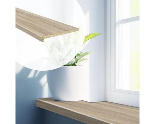 Decoratieve houten vensterbank met bloempot