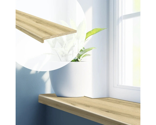 Houten vensterbank met bloempot op vensterbank