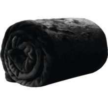 Opgerolde zwarte woondeken van zacht pluche.