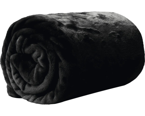 Opgerolde zwarte woondeken van zacht pluche.