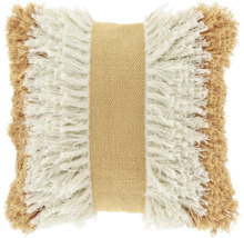 Vierkant sierkussen in beige en crème met een geweven middenbaan en gelaagde franjes aan de zijkanten.