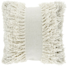 Vierkant sierkussen met franjes aan de zijkanten en een geweven middenstrook.