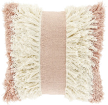 Vierkant sierkussen met verticale strepen van geweven structuurstof en franjes in roze en crème.