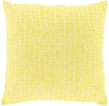 Vierkant sierkussen in het geel met een gestructureerd oppervlak en rasterpatroon.