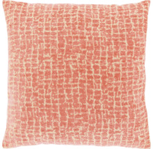 Vierkant sierkussen in koraal met gestructureerde oppervlakte-optiek en fijn geweven patroon.
