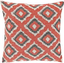 Vierkant sierkussen met rood-grijs-wit ethno-patroon in ruitvorm.