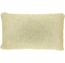 Rechthoekig lichtgeel sierkussen met grove breistructuur en verticaal streeppatroon.