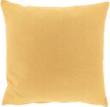 Vierkant sierkussen van gele stof.