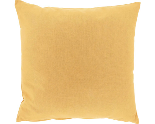 Vierkant sierkussen van gele stof.