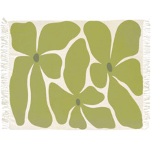 Rechthoekig vloerkleed met groen abstract bloemenpatroon en franjes aan de zijkanten.