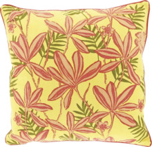 Vierkant sierkussen met bloemenpatroon, roze bloemen en groene bladeren op gele achtergrond.