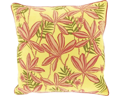 Vierkant sierkussen met bloemenpatroon, roze bloemen en groene bladeren op gele achtergrond.