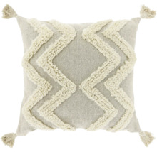 Beige sierkussen met getuft zigzagpatroon en kwastjes aan de hoeken.