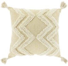 Vierkant beige sierkussen met getuft zigzagpatroon en kwastjes op de vier hoeken.