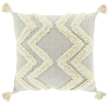 Vierkant sierkussen met een verhoogd, getuft zigzagpatroon en kwastjes aan de hoeken.