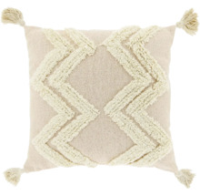 Vierkant beige sierkussen met getextureerd zigzagpatroon en kwastjes aan de hoeken.