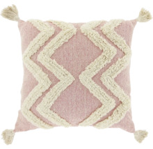 Vierkant sierkussen in oudroze met crèmewit zigzagpatroon van tufting en vier kwastjes aan de hoeken.