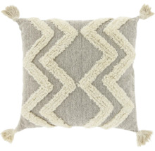 Vierkant sierkussen in crème en grijs met geweven zigzagpatroon, getufte details en kwastjes aan de hoeken.