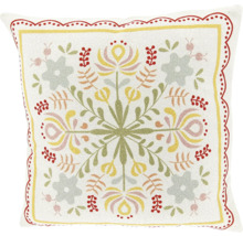 Vierkant wit kussen met symmetrisch bloemenpatroon in rood, geel en groen en een golvende rand.