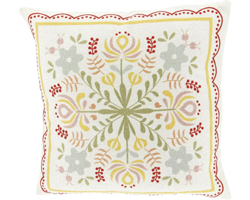 Vierkant wit kussen met symmetrisch bloemenpatroon in rood, geel en groen en een golvende rand.