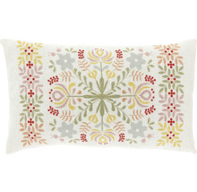 Rechthoekig sierkussen met kleurrijk bloemenpatroon en folkloristische motieven.