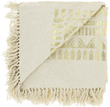 Opgevouwen plaid met goudkleurig ethno-patroon en franjes aan de randen.