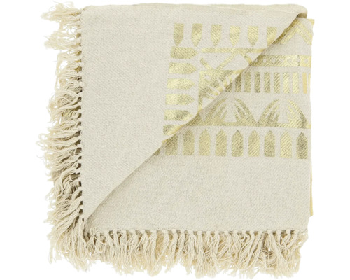 Opgevouwen plaid met goudkleurig ethno-patroon en franjes aan de randen.