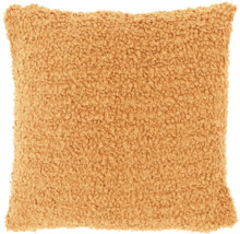 Vierkant okergeel sierkussen met een gestructureerd bouclé-oppervlak.