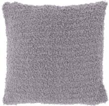 Vierkant lavendelkleurig sierkussen met krullende bouclé textuur.