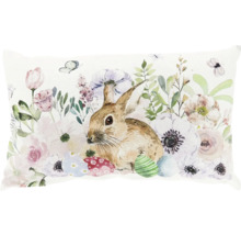 Sierkussen met een aquarelmotief van een konijn tussen bloemen en paaseieren.