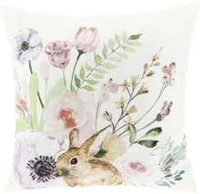 Sierkussen met aquarelmethode van een konijn en diverse voorjaarsbloemen zoals tulpen en anemoon.