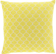 Vierkant sierkussen met geel geometrisch ruitpatroon.