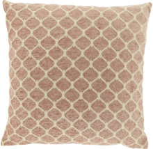 Vierkant sierkussen met gestructureerd geometrisch ruitpatroon in oudroze en crème.