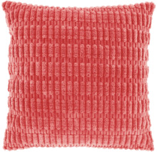 Vierkant sierkussen met brede ribstructuur in de kleur koraal.
