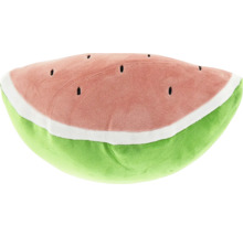 Rood pluche kussen in de vorm van een schijf watermeloen met groene rand en zwarte pitjes.