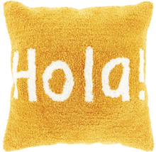 Vierkant geel sierkussen van pluizig materiaal met de witte tekst Hola.