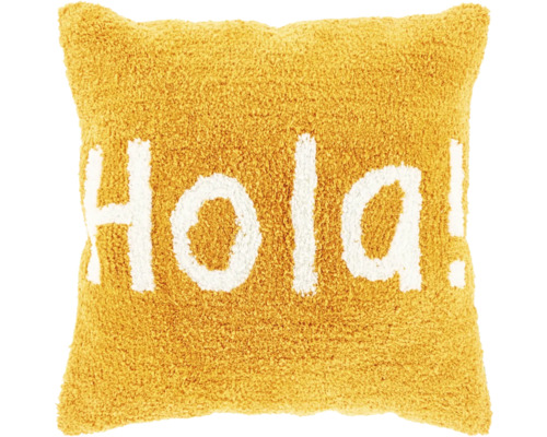 Vierkant geel sierkussen van pluizig materiaal met de witte tekst Hola.