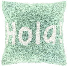 Vierkant lichtgroen sierkussen met een zachte structuur en wit opschrift Hola.