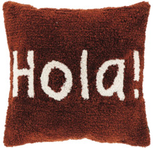 Bruin vierkant sierkussen van pluizige stof met witte Hola! tekst.